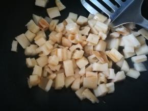 锅烧热，到油，放入藕丁翻炒