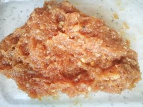 提前准备好的肉馅，肉剁碎，加入鸡蛋，生抽，老抽，盐，黑胡椒，淀粉，适量水搅打上劲就可以了