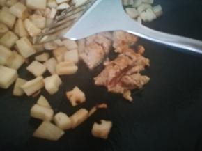 莲藕炒出香味，扒开，将肉馅放入锅中，这时锅中是有油的，如果油给得太少，这时得加一点油。开始煎肉馅，两面煎黄，借助筷子打散