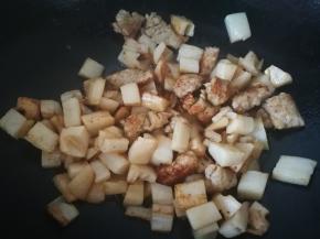 翻炒均匀，加入生抽，不用给盐，肉馅是咸的，生抽也是，藕本身是很鲜甜的，这个度刚刚好