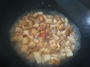 倒入一点热水，烧开，盖盖中小火焖煮几分钟，不用担心，莲藕没有那么容易变粉，吃起来还是脆的