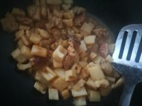 大火收汁，莲藕里含淀粉，一焖煮，天然的芡汁就出来了！