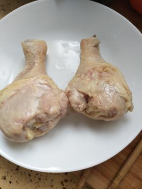 鸡腿用开水烫一下