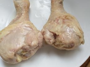 鸡腿用开水烫一下