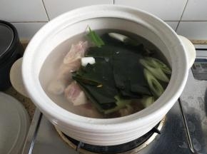砂锅入水加入鸡腿海带葱姜