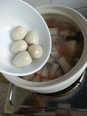加入鹌鹑蛋，大火烧开再小火慢炖二十分钟