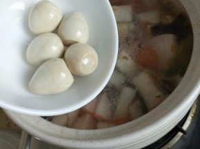 加入鹌鹑蛋，大火烧开再小火慢炖二十分钟