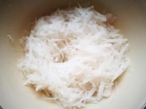 擦成细丝，用盐腌起来