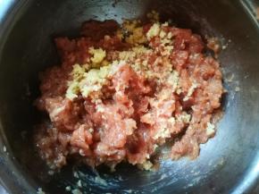 我用的纯瘦肉，剁碎 加入生抽，老抽，盐，黑胡椒，鸡蛋，搅打上劲，这里不要加水，一会萝卜里或多或少都有水的