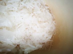 腌了30分钟后，将萝卜里的水倒掉，然后用手抓捏，继续把萝卜里的水挤出，反复几次