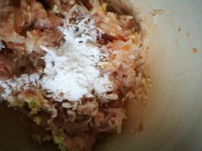 把萝卜和肉馅混在一起，加点面粉，虾皮搅拌均匀