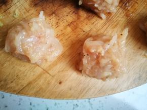 提前把丸子整好，免得一会手忙脚乱的，而且丸子大小也更均匀