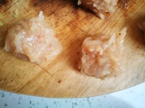 提前把丸子整好，免得一会手忙脚乱的，而且丸子大小也更均匀
