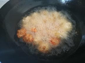 锅烧热，到花生油，试油温用筷子，筷子擦干，放锅里，周围立马产生很多小气泡，就可以下丸子了，中小火炸，不停翻动，以免炸糊。最后大火捞出，这样丸子不会吸很多油