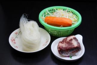 准备食材：粉丝、牛肉、胡萝卜、豆芽、青椒等；