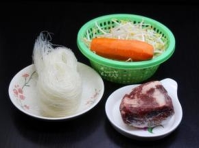 准备食材：粉丝、牛肉、胡萝卜、豆芽、青椒等；