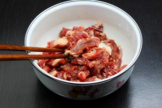 牛肉洗净，切片，放盐、油、料酒、生抽、生姜、生粉拌均腌制；