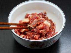 牛肉洗净，切片，放盐、油、料酒、生抽、生姜、生粉拌均腌制；