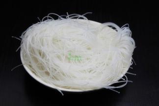 粉丝泡软，捞出沥干水；