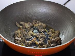 热锅，倒油爆炒牛肉至八成熟，起锅；