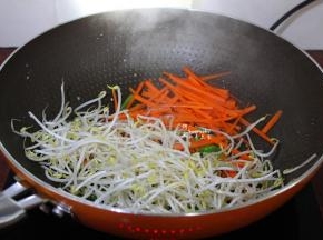 辣椒、豆芽、胡萝卜倒入锅中爆炒；