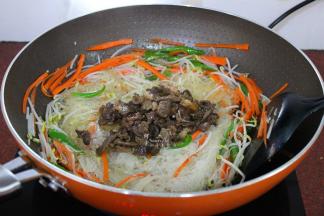 把炒的牛肉加入；PS：用筷子快速翻炒，这样粉丝不会断。