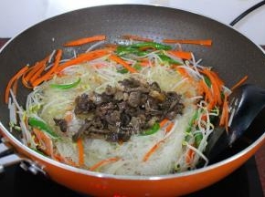 把炒的牛肉加入；PS：用筷子快速翻炒，这样粉丝不会断。