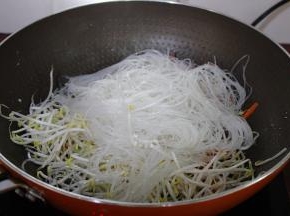 加入粉丝继续炒至八成熟；PS：要粉丝在上面，这样就不粘锅。