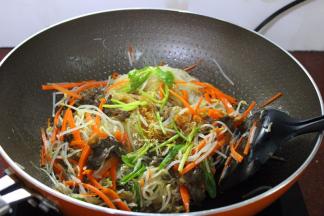 放生抽、盐、炒均，撒上芫茜即可。