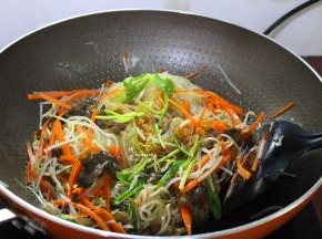 放生抽、盐、炒均，撒上芫茜即可。