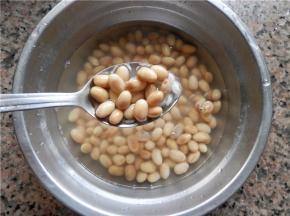 准备所需材料，黄豆和糯米提前泡浸一夜。