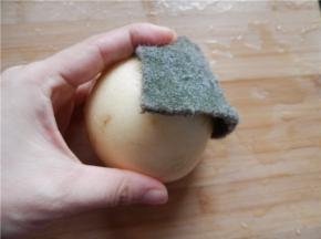 用布沾小苏打粉搓洗雪梨外皮。