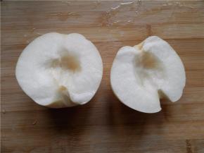 梨子对半切开，去核。