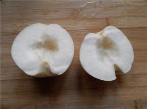 梨子对半切开，去核。