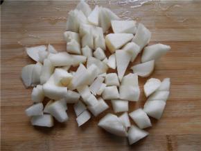 雪梨切小块儿。