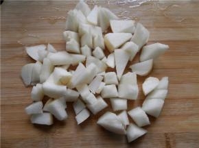 雪梨切小块儿。