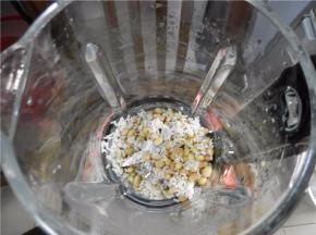 把黄豆、糯米放入UKOEO破壁机里面。