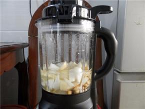 加入清水，盖上盖子。