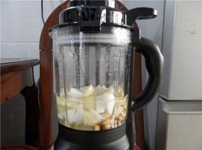 加入清水，盖上盖子。