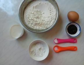 准备主要食材：牛奶、面粉、鸡蛋、白糖、盐、黑芝麻、小苏打。