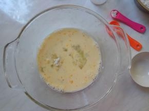 打散鸡蛋，加入牛奶、白糖、盐，搅拌均匀。