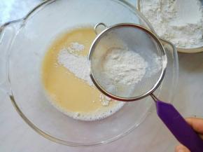 筛入面粉，加小苏打。