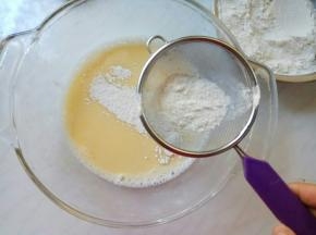 筛入面粉，加小苏打。