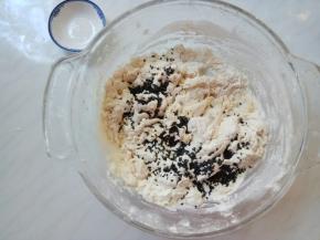 加入黑芝麻，搅成絮状。