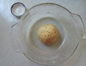 和好面团，盖盖子放置一边，饧半小时。