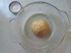 和好面团，盖盖子放置一边，饧半小时。