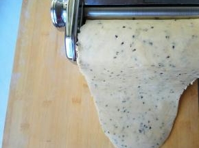 把面片一端平整放入压面机齿槽中，用1档旋钮，面片厚度约5毫米。