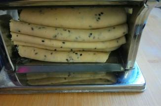 面片重复对折叠加，送入压面机中，逐渐变薄。