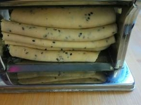 面片重复对折叠加，送入压面机中，逐渐变薄。