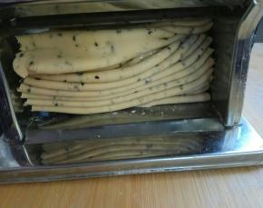 从1档逐步到7档，面片厚度1毫米。面片很薄，用手粉防止面片之间粘住。